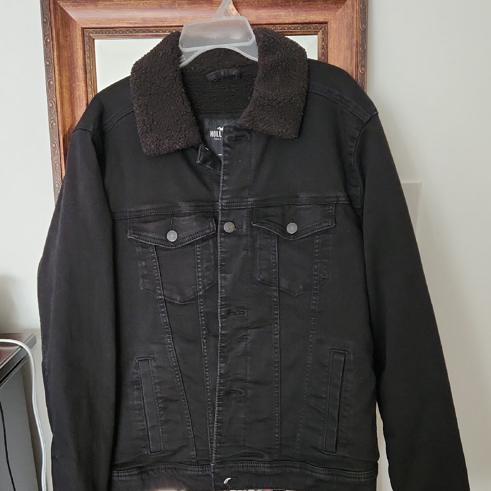 Hollister Men's Black Denim Jacket with Sherpa Collar